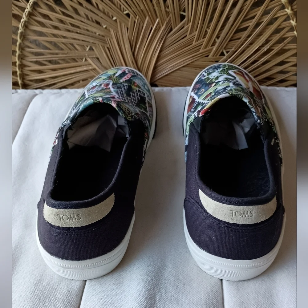 Toms Marvel Mens Black and Colorful Graphic Sneakers_12